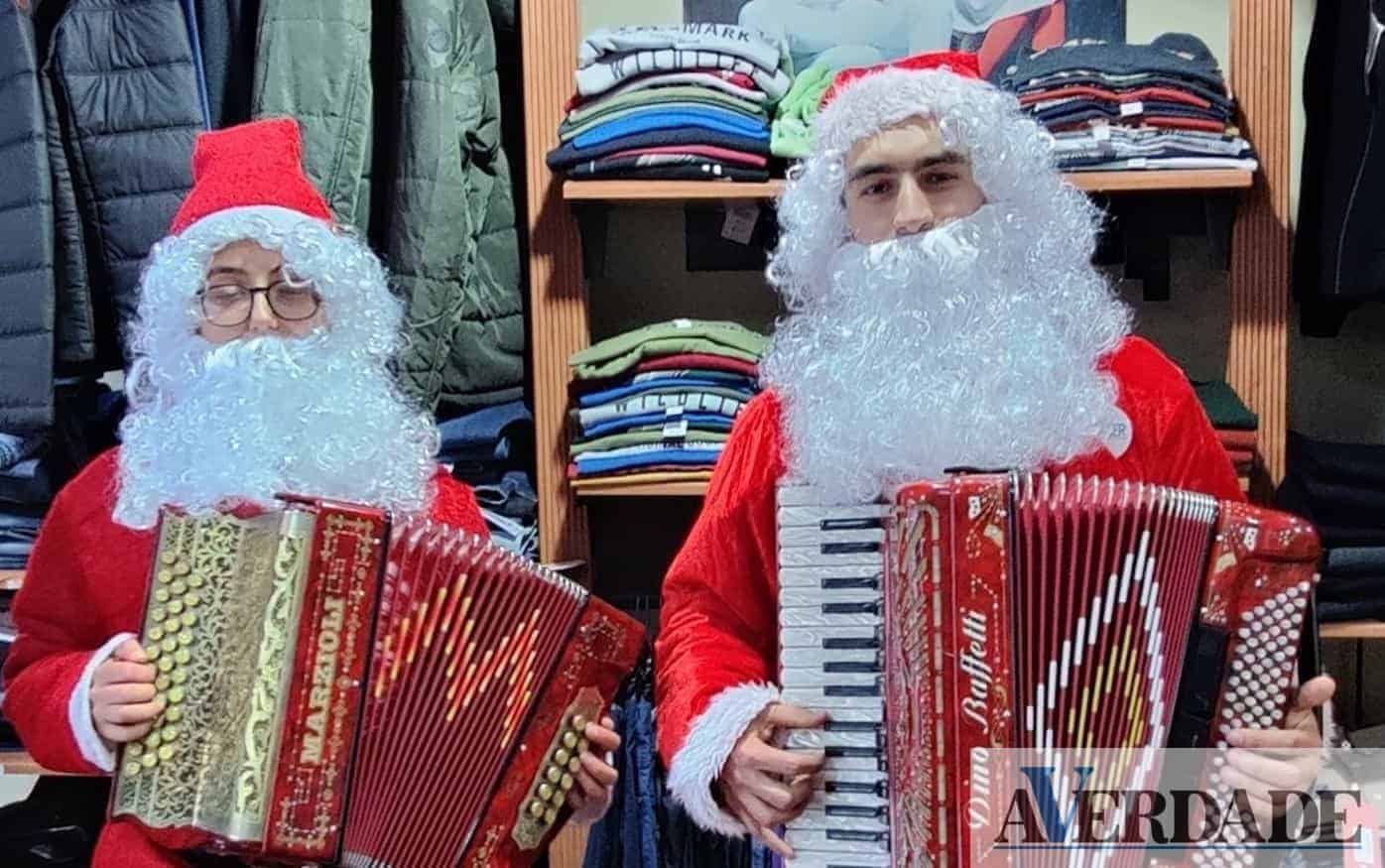 Concurso de Montras de Natal em Resende com desfile de Pais Natal a tocar música ao vivo