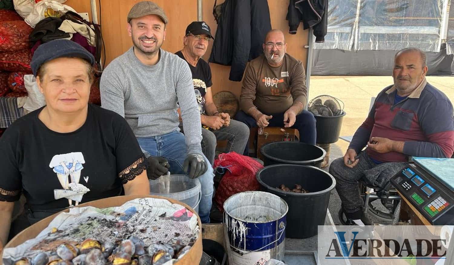 Rufus é a "estrela da sorte" de Luzia Silva na venda de castanhas no S. Martinho de Penafiel