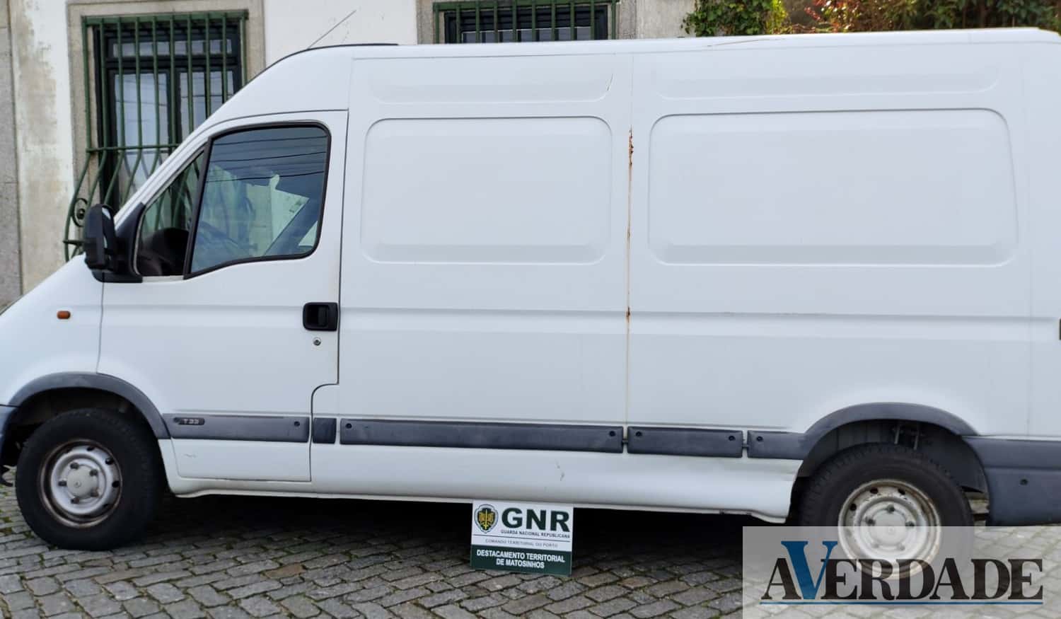 Homem detido em Matosinhos "a realizar um furto em veículo automóvel"