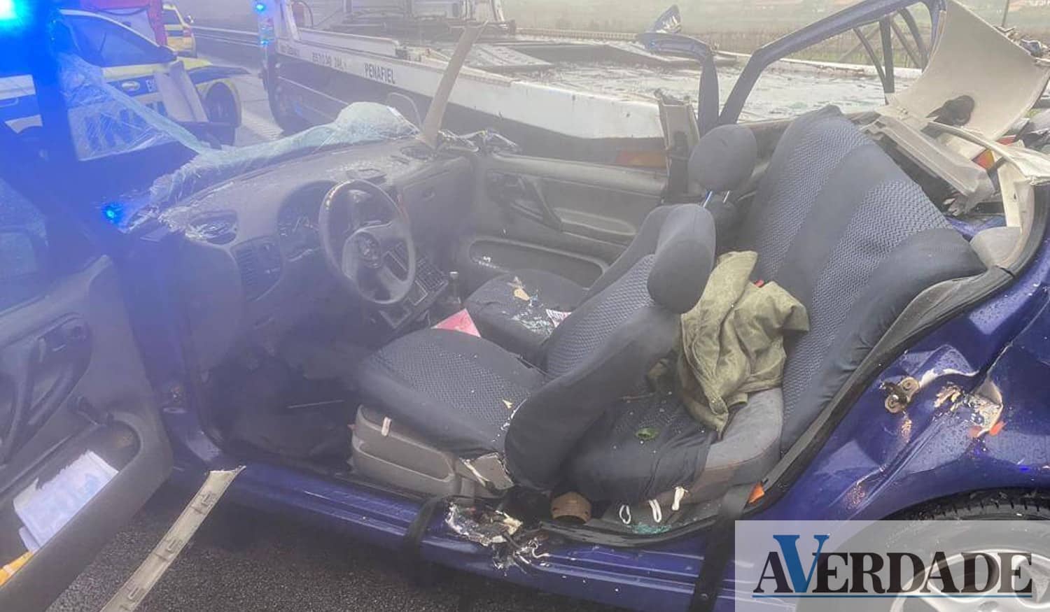 Três pessoas encarceradas após colisão na A4