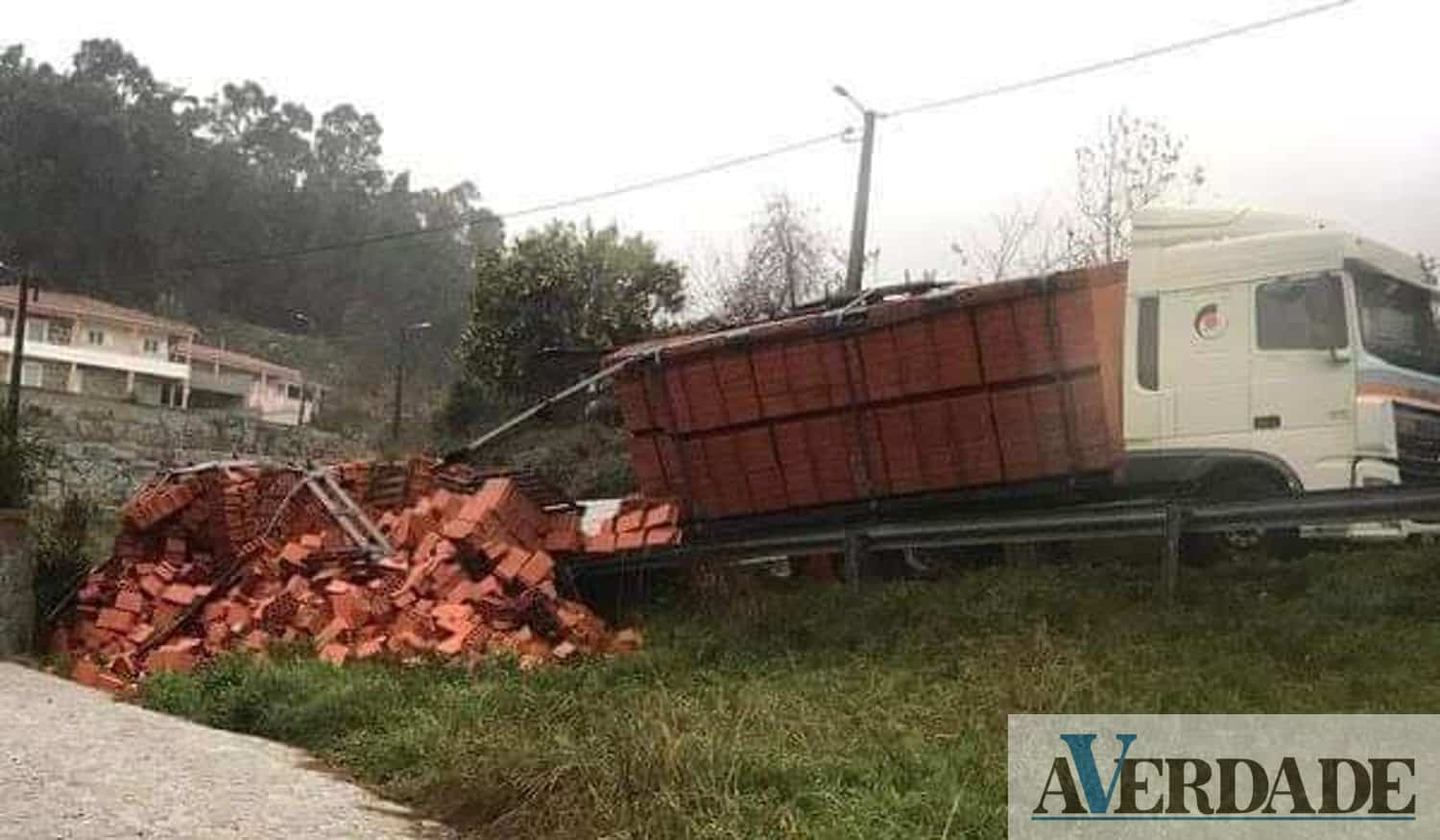 Queda de camião condicionou trânsito em Penafiel