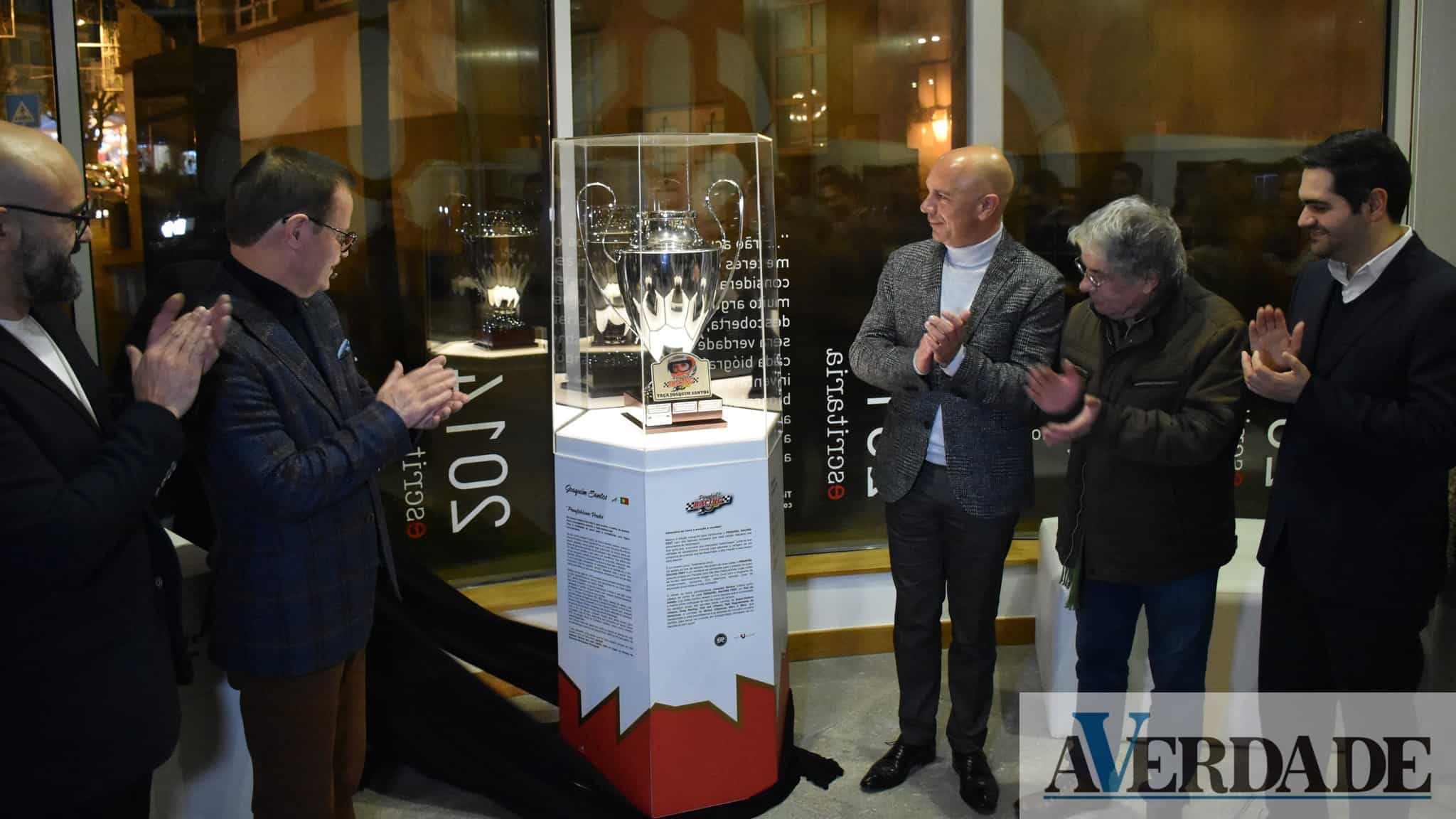 Taça Joaquim Santos em exposição no posto de turismo de Penafiel
