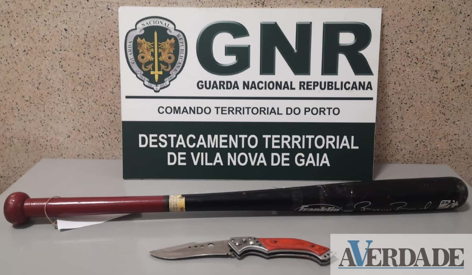 Homem de 28 anos constituído arguido por posse de armas proibidas em Vila Nova de Gaia
