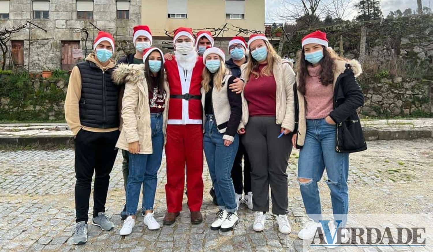 Grupo de jovens de Castelo de Paiva distribui brinquedos e abraços pelas crianças do concelho
