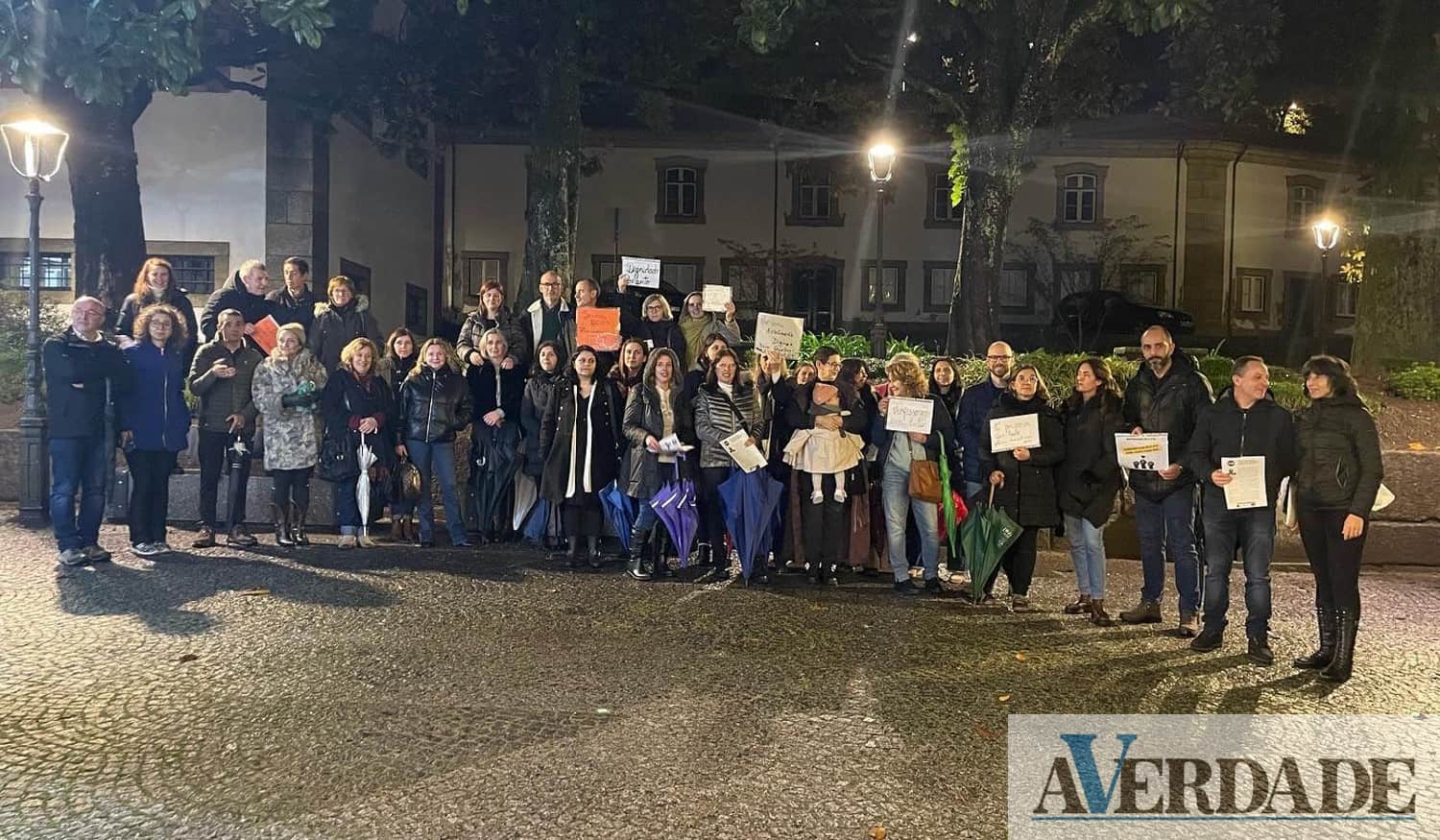 Professores de Amarante exigiram "dignidade na carreira" em frente ao edifício do município