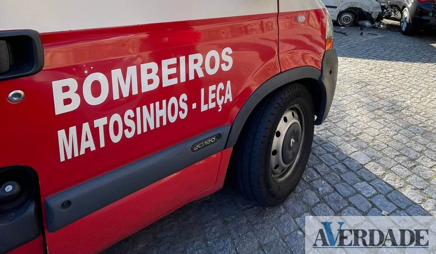 Carro explode junto à Escola Secundária da Senhora da Hora em Matosinhos
