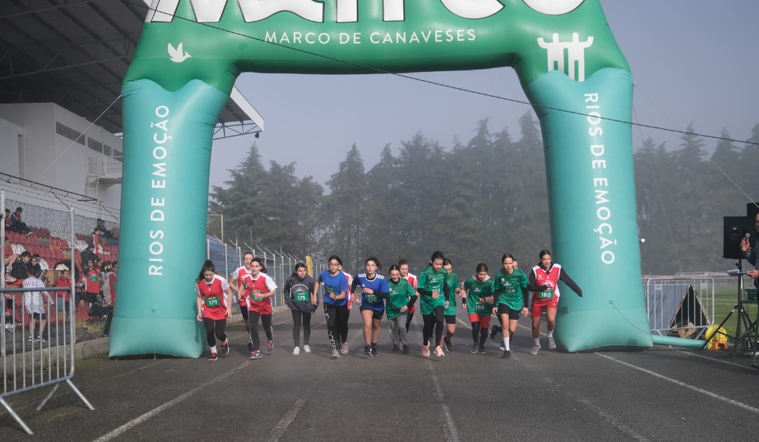 Est&aacute;dio Municipal do Marco de Canaveses acolheu Corta-Mato de Alunos