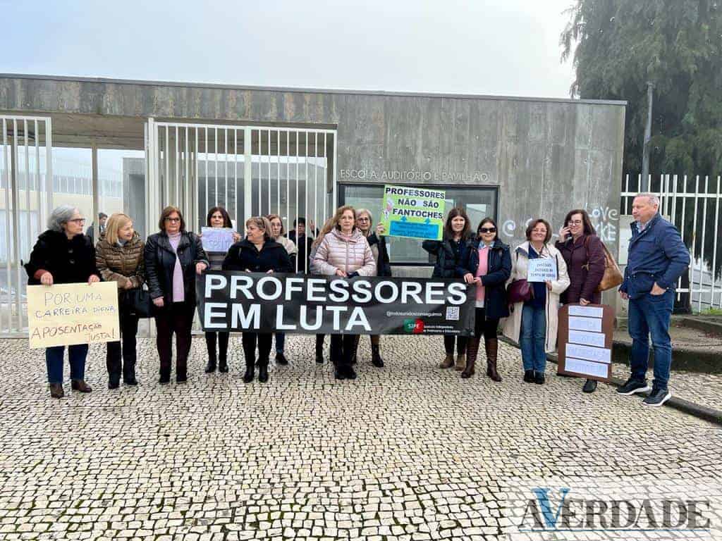 "A greve de professores vai continuar at&eacute; que o minist&eacute;rio se mostre dispon&iacute;vel para negociar"