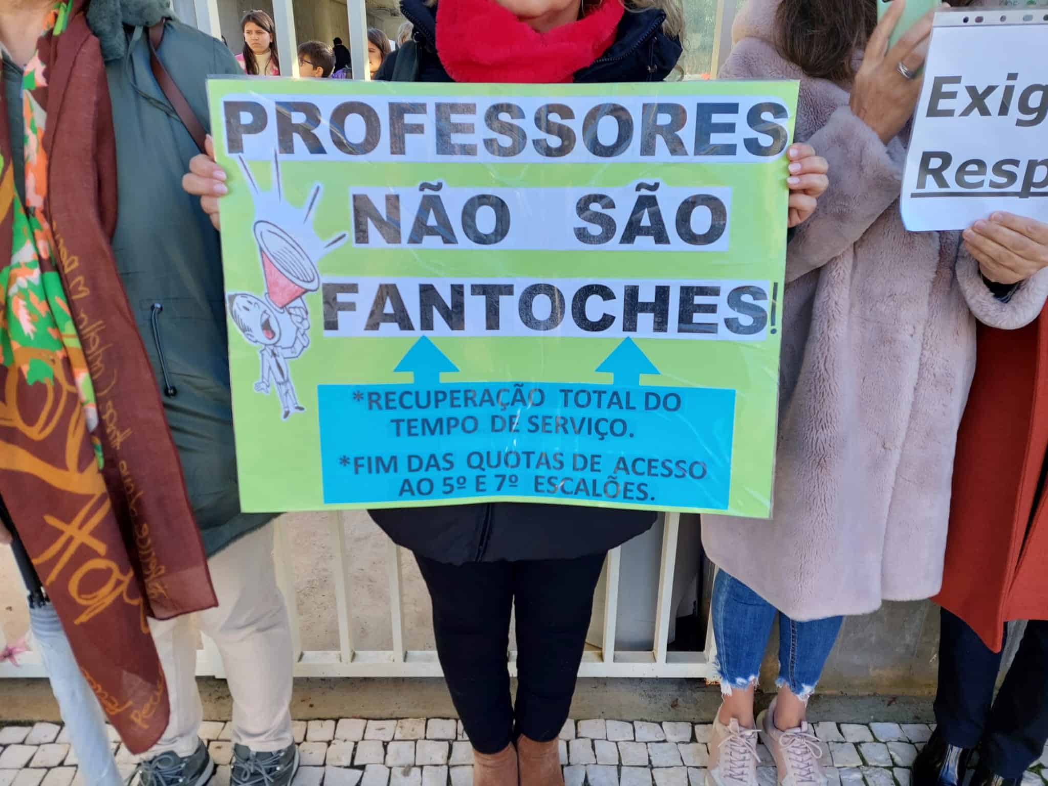 Professores vão realizar greve às avaliações finais e ao serviço extraordinário