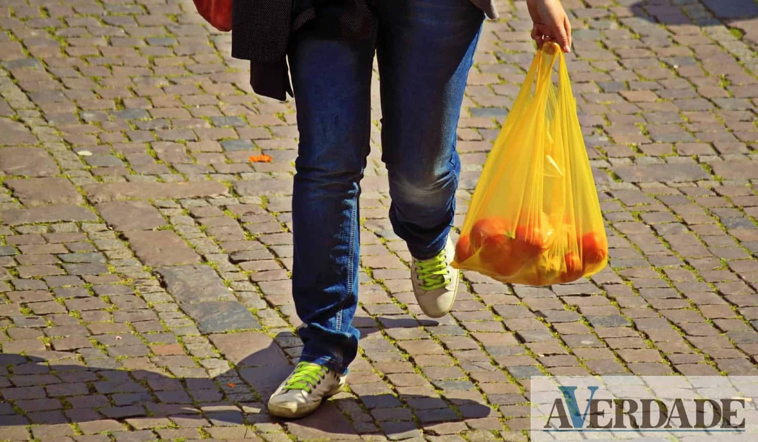 Empresas querem travar proibição de sacos de plástico para legumes, fruta e pão