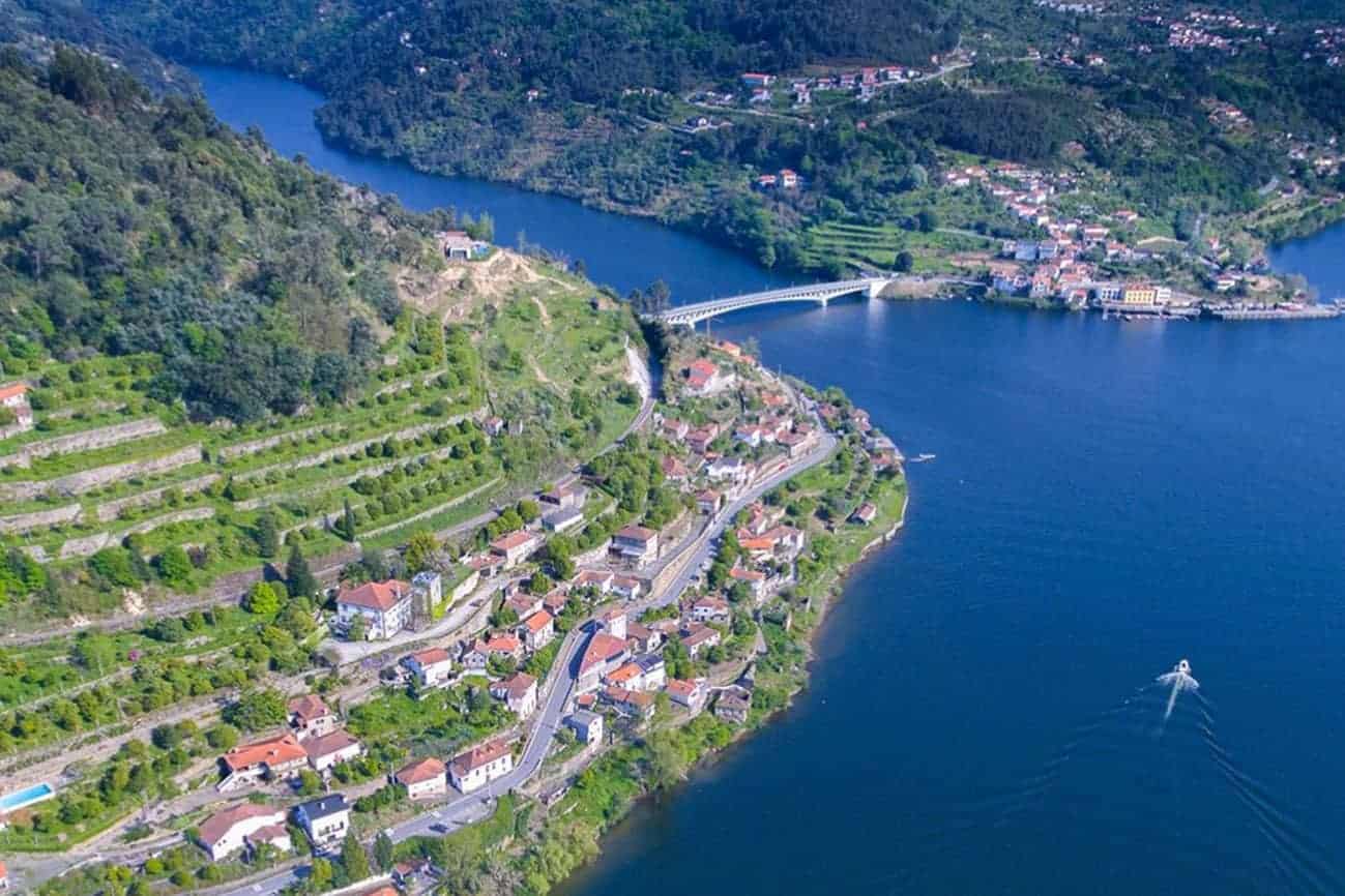 Helicóptero de combate a incêndio caiu no Rio Douro. Piloto foi resgatado