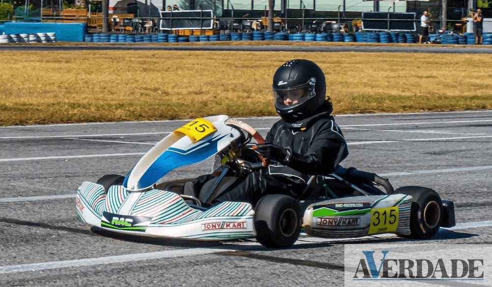 Bárbara Maias conquista lugares de pódio no Karting e ambiciona ser mecânica de automóveis