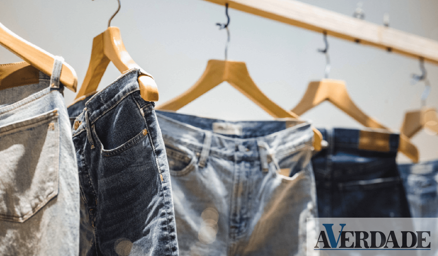 Quantas vezes deve lavar as calças de ganga, o pijama ou a roupa do ginásio