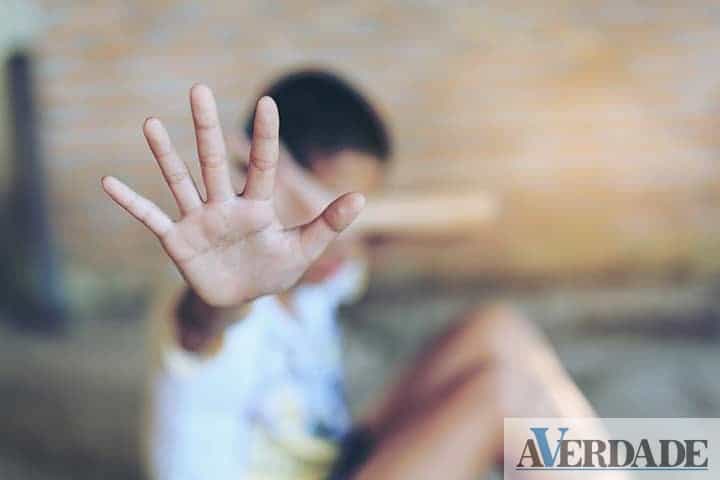<strong>Jovem com doença rara terá sido violado por colega em escola de Paredes </strong>