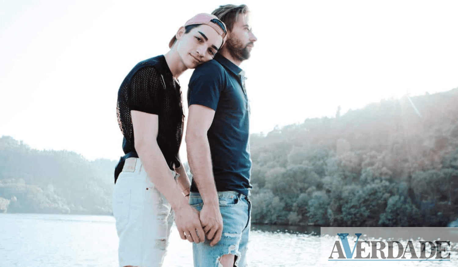 Hélder e Francisco respondem "com amor" e acreditam que "as pessoas vão se habituar a casais como nós"
