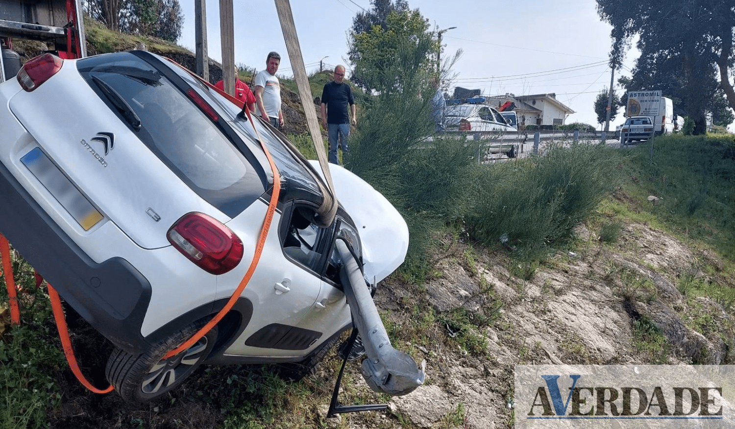 Carro despista-se e cai numa ravina em Paredes