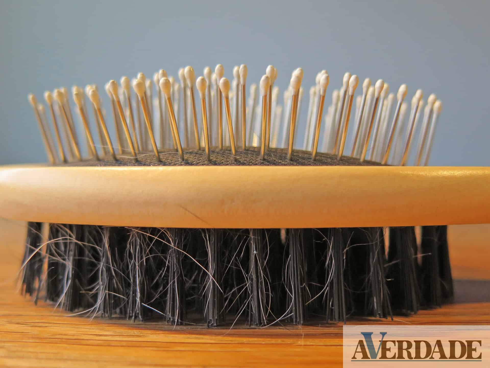 Sabe quantas vezes deve limpar a escova de cabelo?