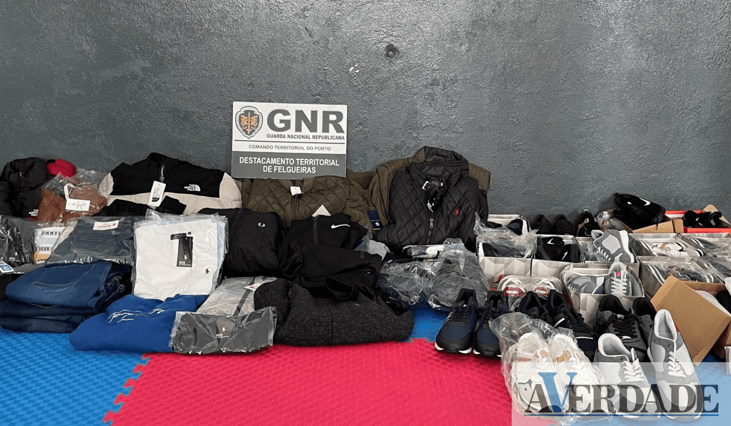 GNR apreende artigos contrafeitos num valor superior a 700 euros em Felgueiras  