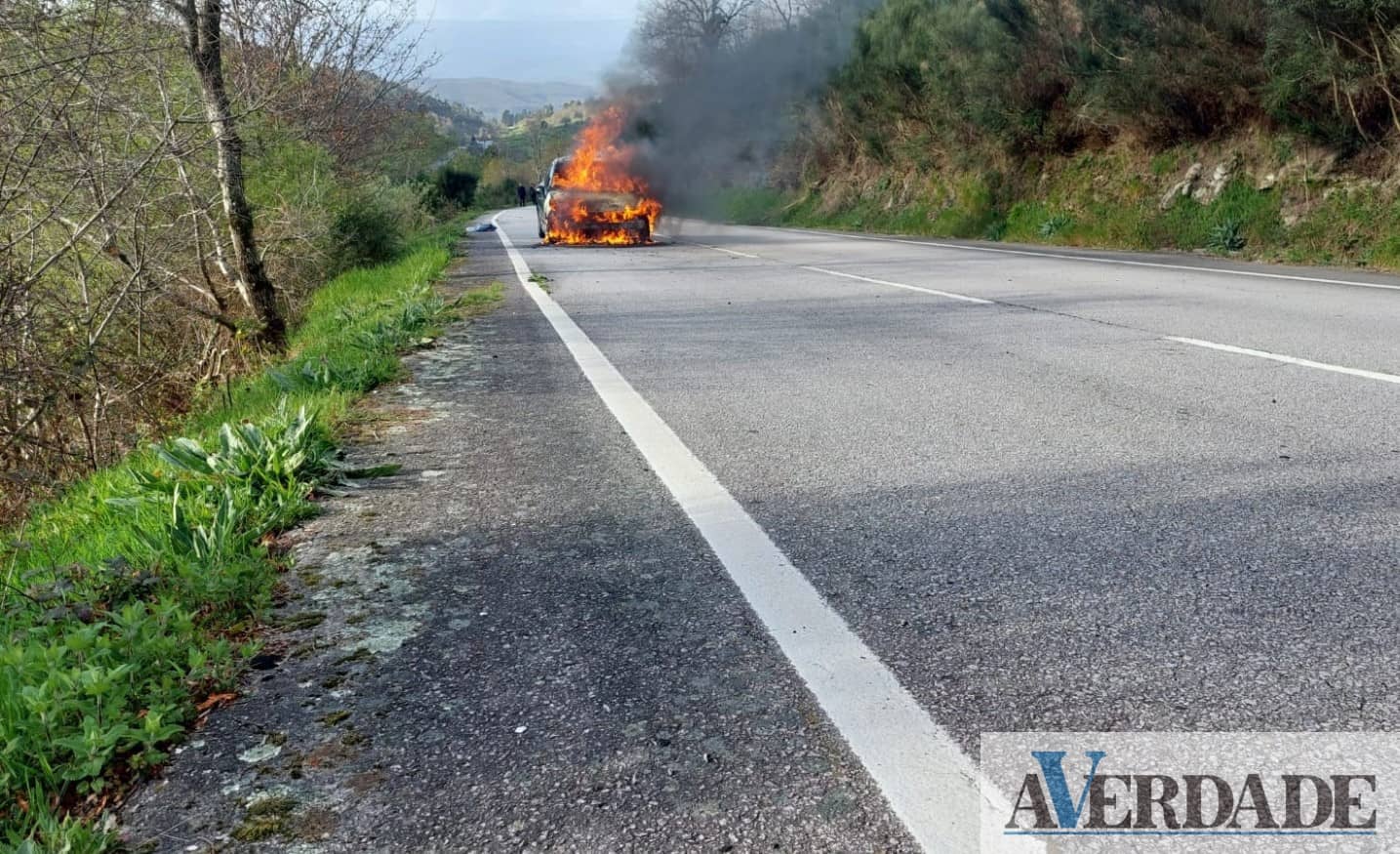 Cinfães: Carro ardeu esta manhã em Nespereira