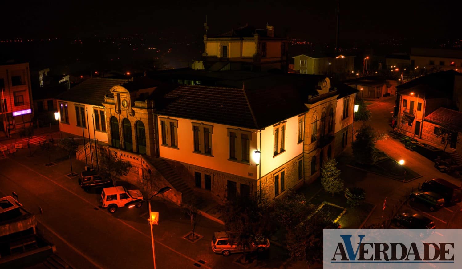 Marco: Edifício do município iluminado a laranja para assinalar Dia Mundial da Esclerose Múltipla