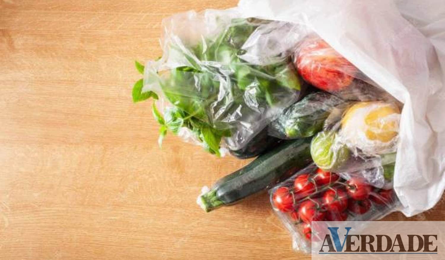Sacos de plástico muito leves para pão, frutas e legumes vão passar a ser pagos