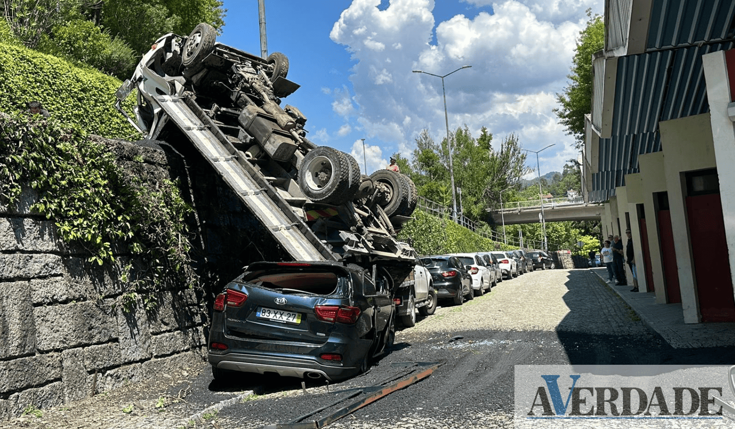 Amarante: Carrinha desgovernada cai em cima de automóvel