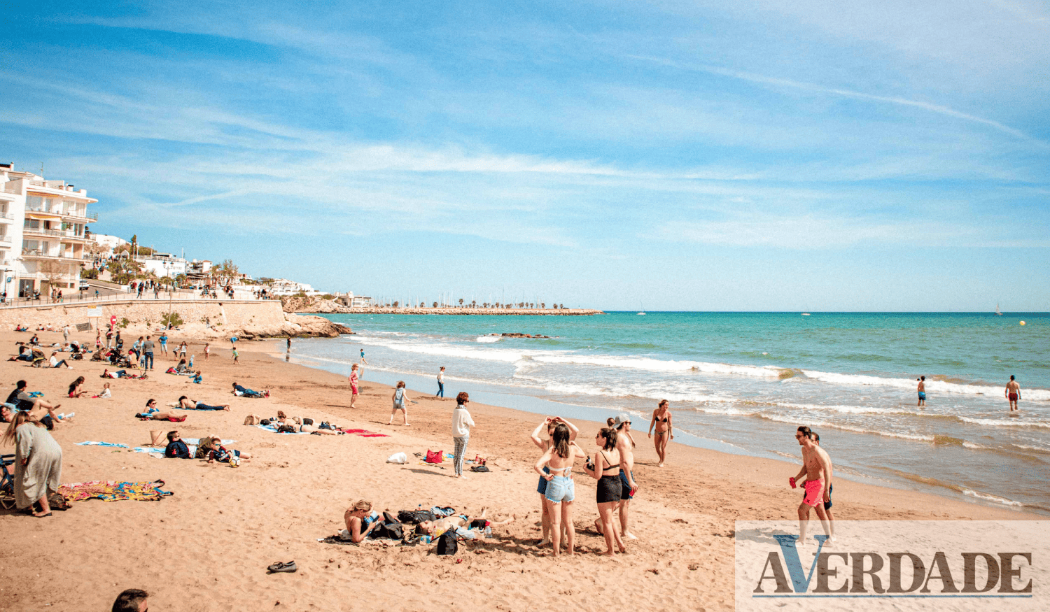 Jogar à bola na praia, música nas alturas, topless ou nudismo. Afinal o que pode dar multa?