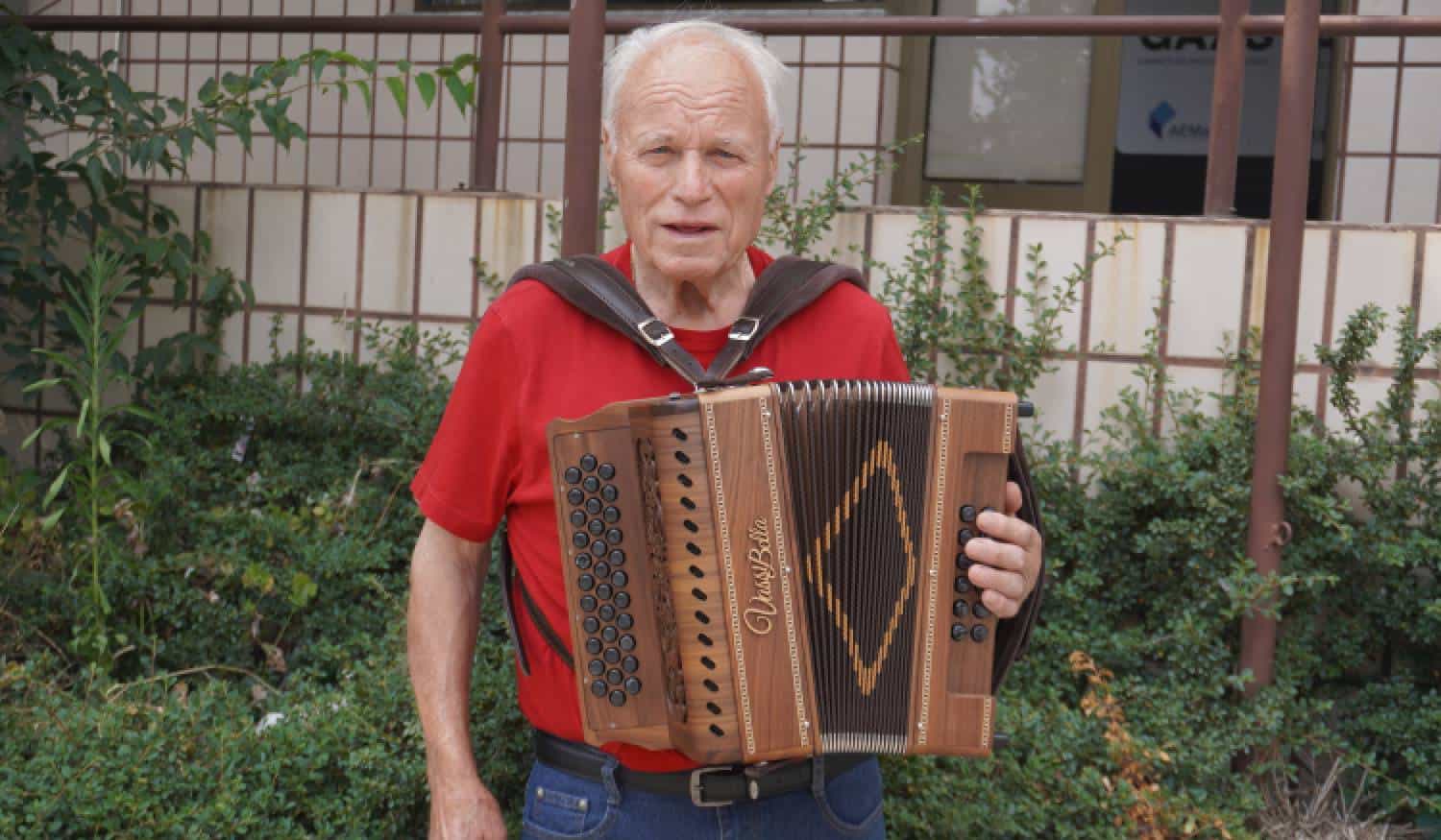 Aos 84 anos, Manuel Macedo está a concretizar o sonho de aprender a tocar concertina
