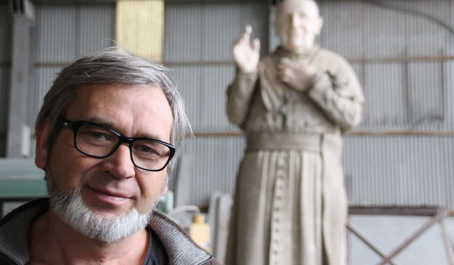 José Carlos Coelho esculpiu Papa Francisco em mármore e com quatro metros: "adoro o que faço"