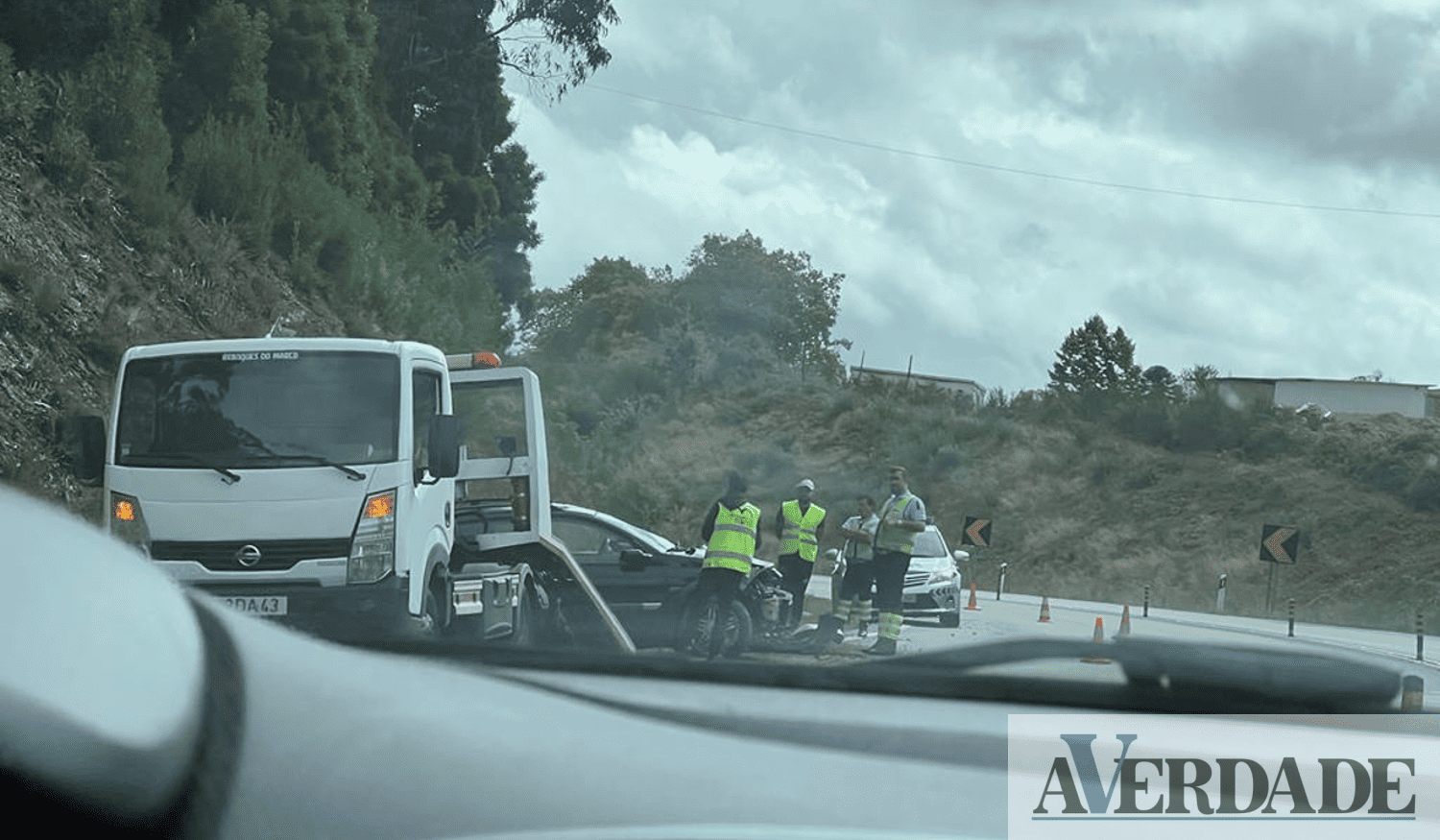Carro despista-se na variante EN211 sentido Marco de Canaveses - A4