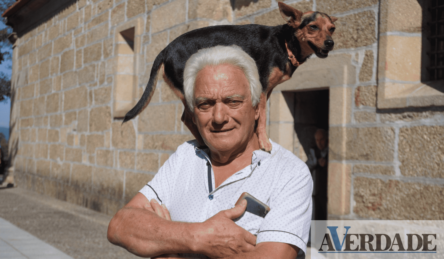 Com a "Loirinha" aos ombros, Armando Luís da Silva desfruta da vida e ajuda a comunidade
