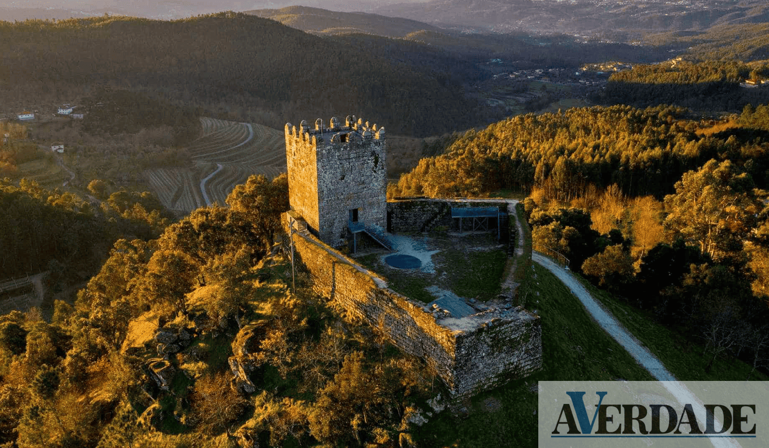 Castelo de Arnoia é Monumento Nacional desde 1946. Visite-o no alto de um cabeço montanhoso