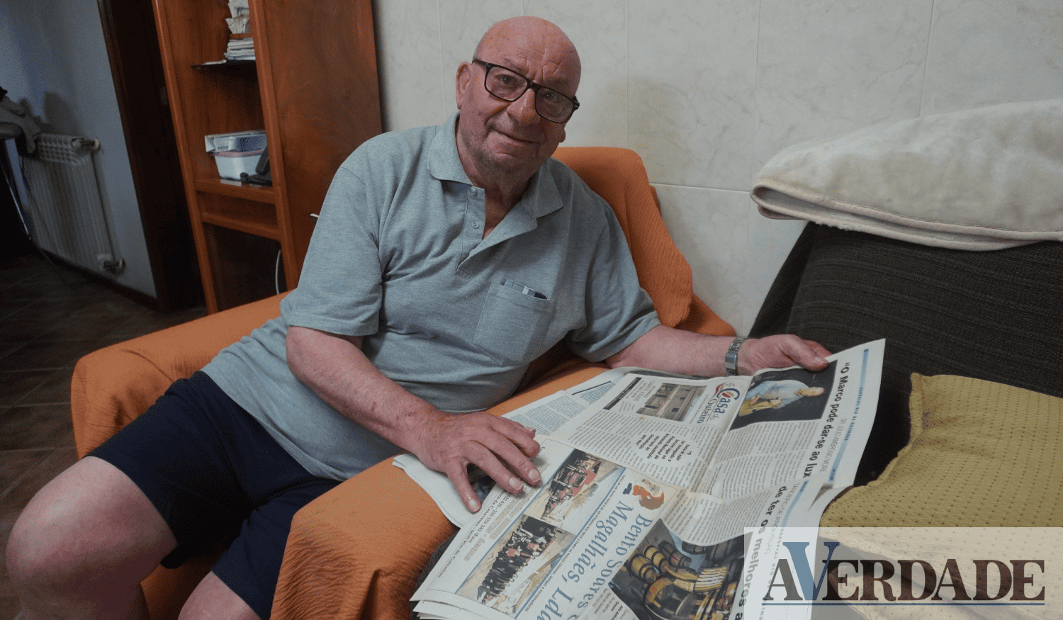 Júlio Moreira folheia o Jornal A VERDADE e recorda a vida de tanoeiro 