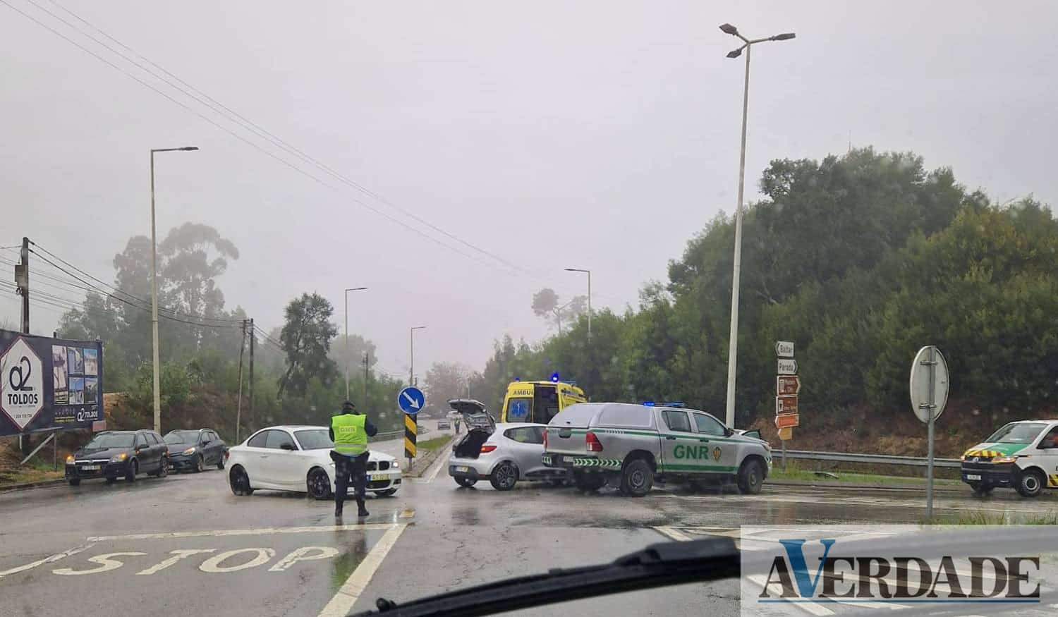 Duas pessoas ficam feridas após colisão entre dois carros em Paredes