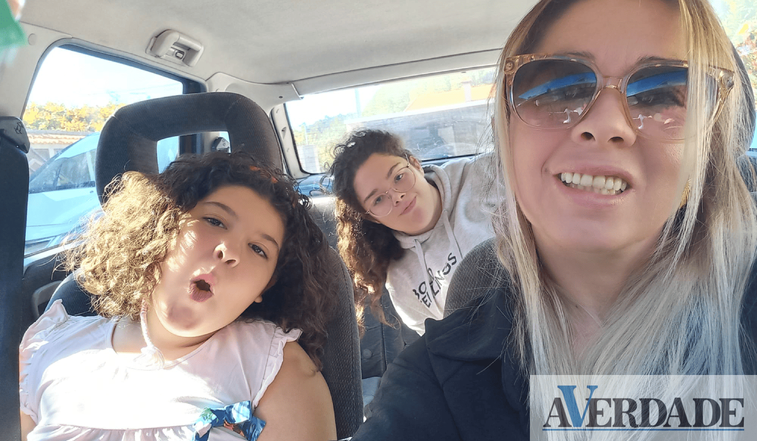 Aos dez anos, Inês enfrenta uma leucemia e precisa de um dador de medula óssea que a salve