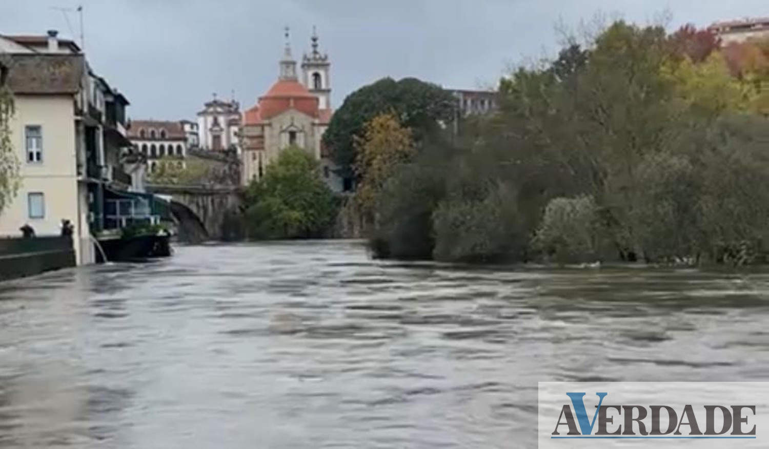 Mau tempo fez nível do rio Tâmega subir em Amarante mas tendência já é de descida