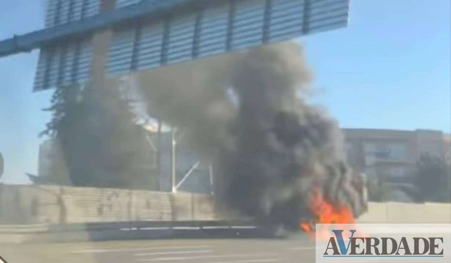Veículo pesado de mercadorias incendeia-se na A4