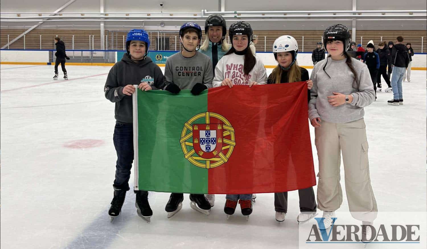 Alunos de Cinfães levaram a bandeira portuguesa até à Suécia