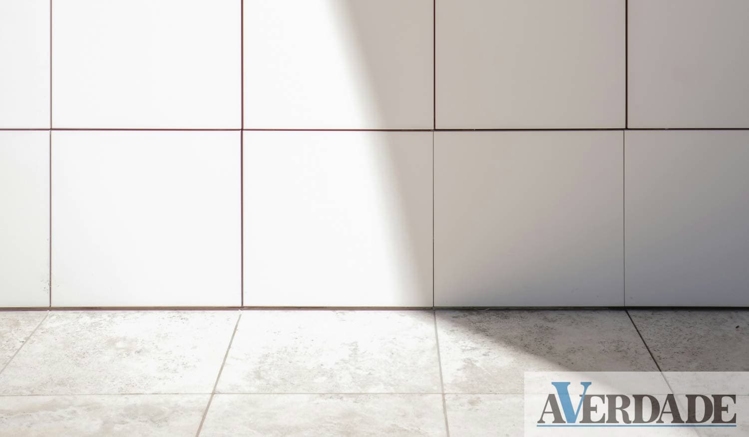 Sujidade nas juntas dos azulejos ou no chão? Existe uma mistura caseira que pode ajudar