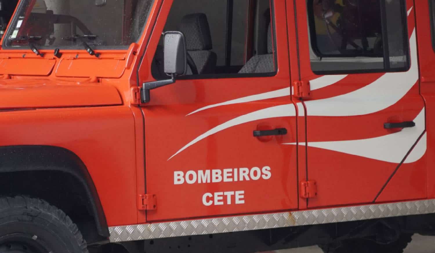 Paredes: 40 operacionais combatem incêndio florestal em Recarei 