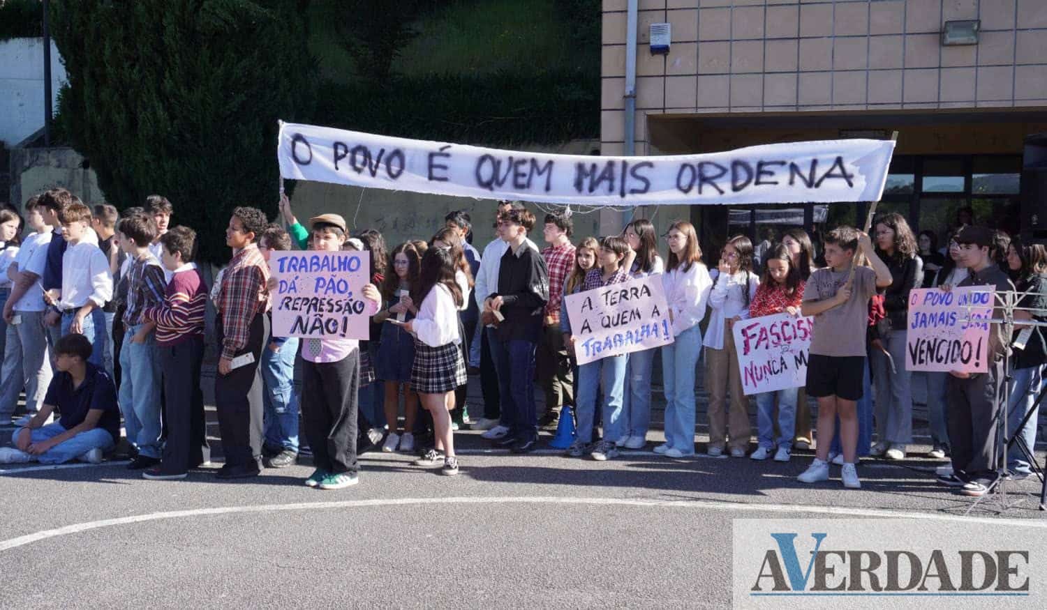 Marco: Alunos da Escola Básica de Toutosa recriaram cerco do Quartel do Carmo