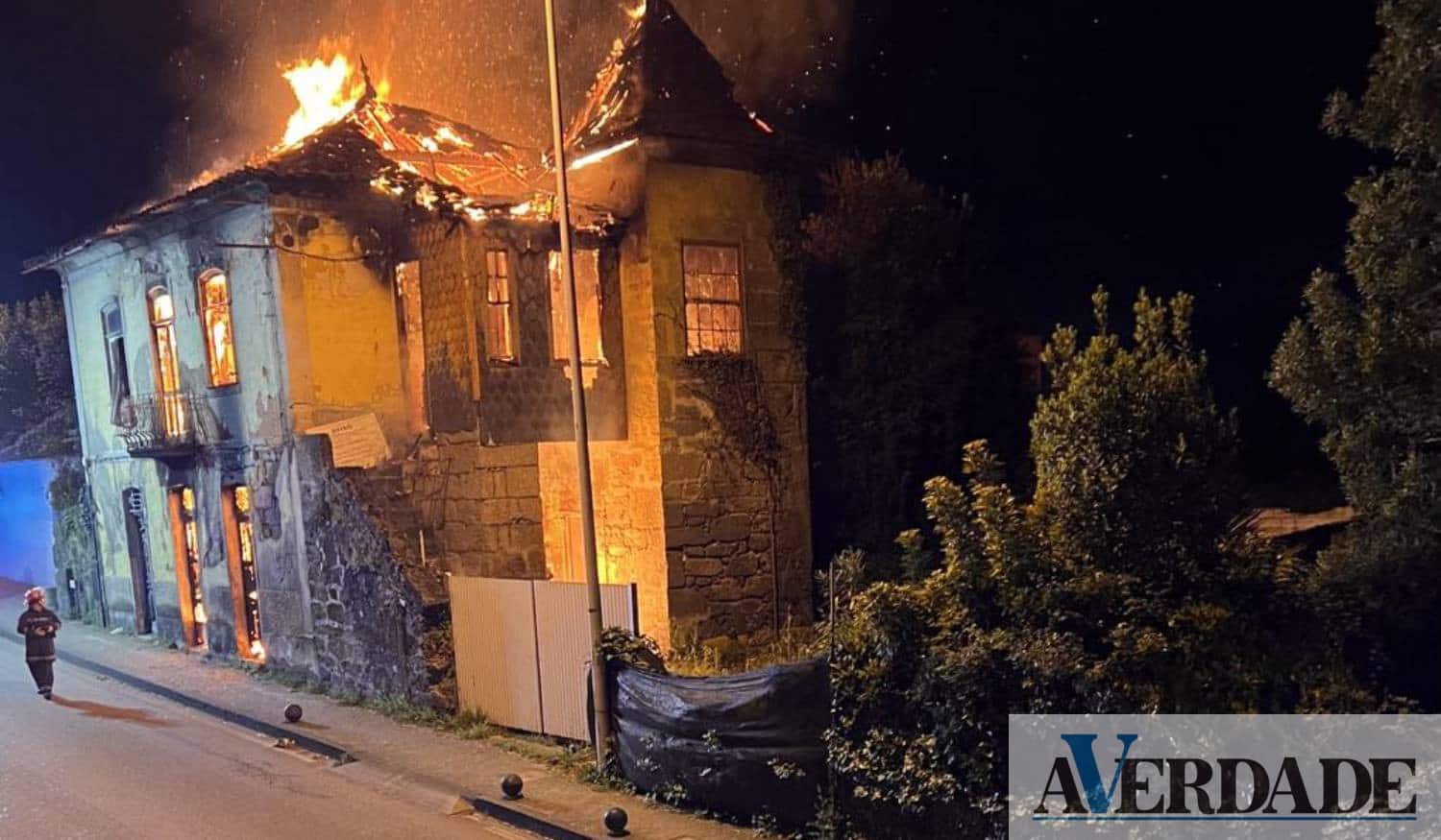 Chamas consumiram casa devoluta em Penafiel