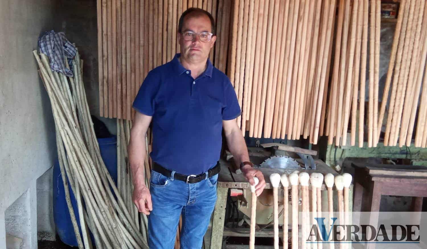 Aos 63 anos, Serafim Teixeira produz cerca de sete mil bengalas para as Queimas do Porto e Coimbra