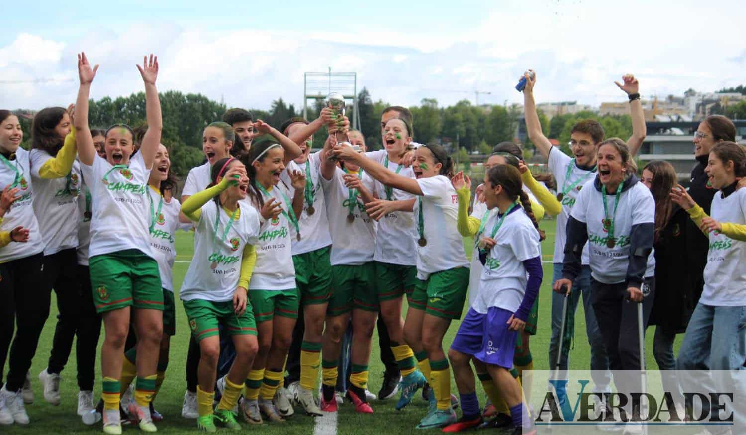 Sub-15 de futebol feminino do Futebol Clube Paços de Ferreira sagram-se campeãs distritais