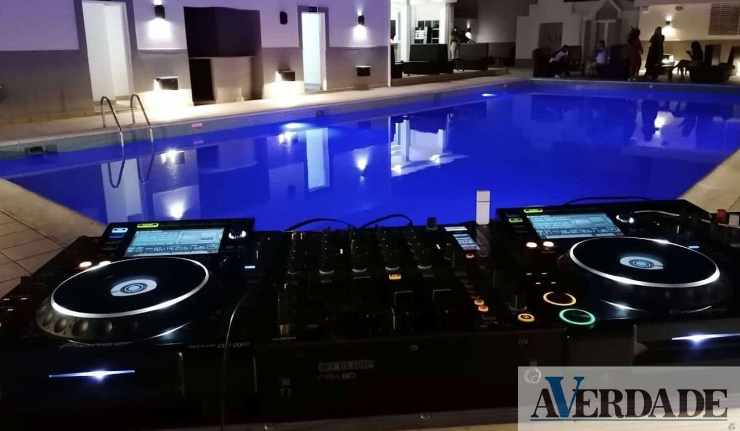 Discoteca - Piscina Pentágono vai fazer viagem "inesquecível" pela música de várias gerações