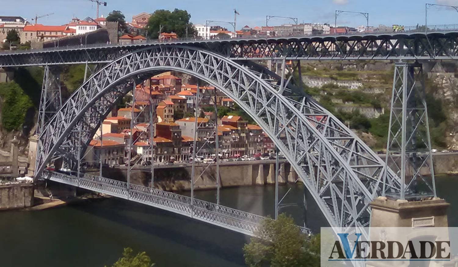 Bombeiros Sapadores do Porto e de Vila Nova de Gaia procuram jovem desaparecido no Rio Douro