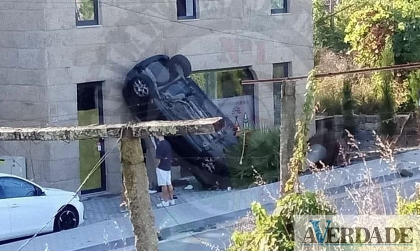 Acidente aparatoso deixa carro na vertical em Penafiel