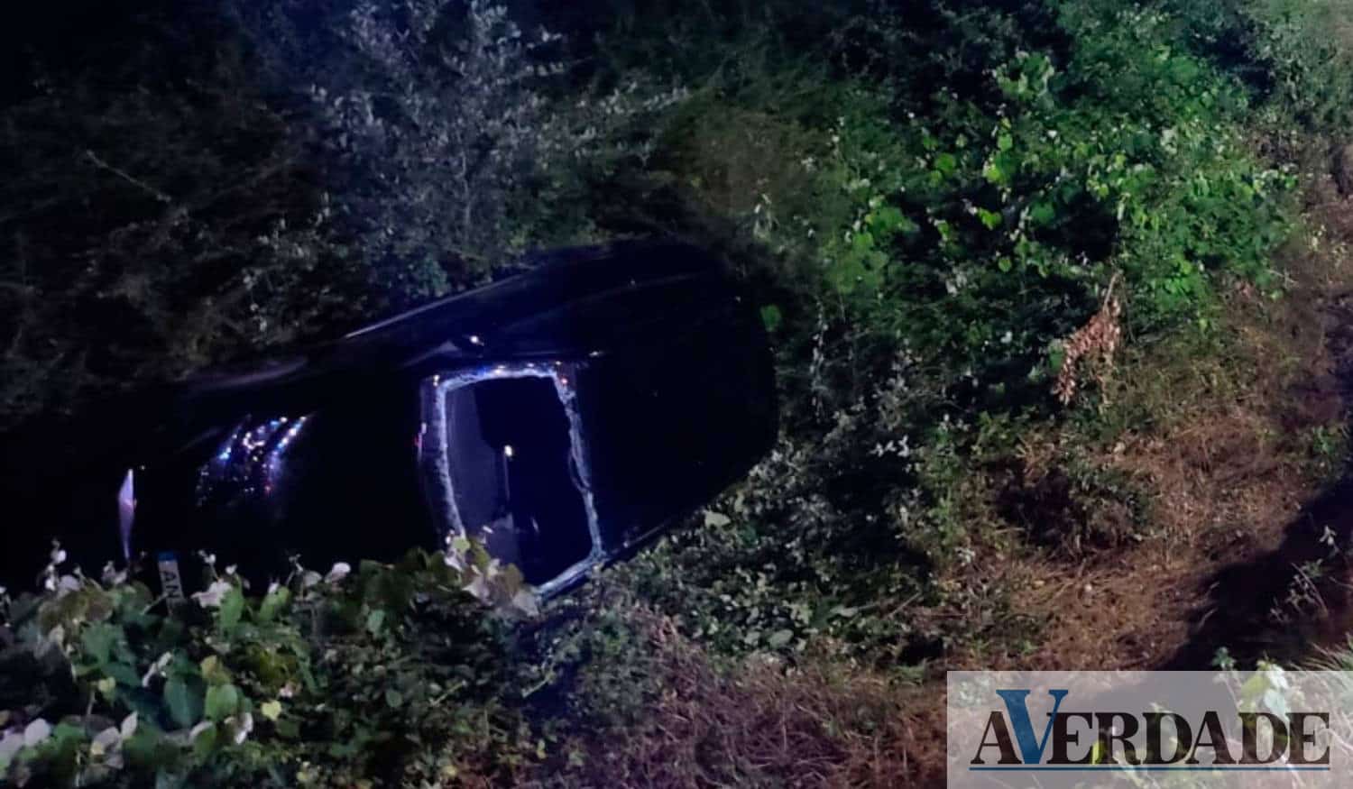 Despiste de carro seguido de capotamento deixa uma pessoa ferida