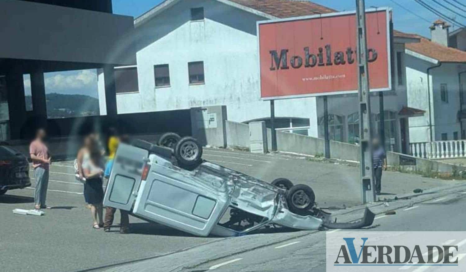Colisão entre carro e ligeiro de mercadorias provoca dois feridos em Paços de Ferreira