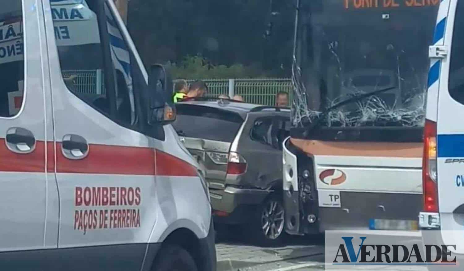 Colisão com autocarro provoca um ferido em Paços de Ferreira